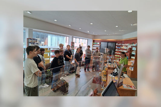 PoWi-Kurs der Oberzent-Schule besucht Brunnen-Apotheke