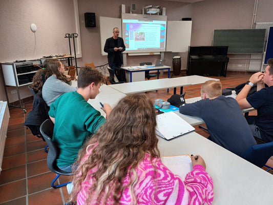 Wortarbeiter und Journalist Bernhard Bergmann stellt sich  der POWI-Klasse der Oberzent-Schule vor