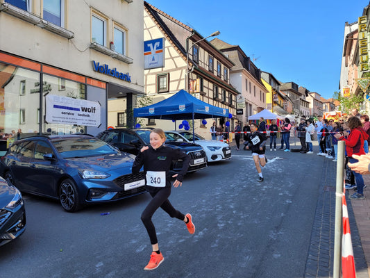 Schüler laufen für die Boulderwand