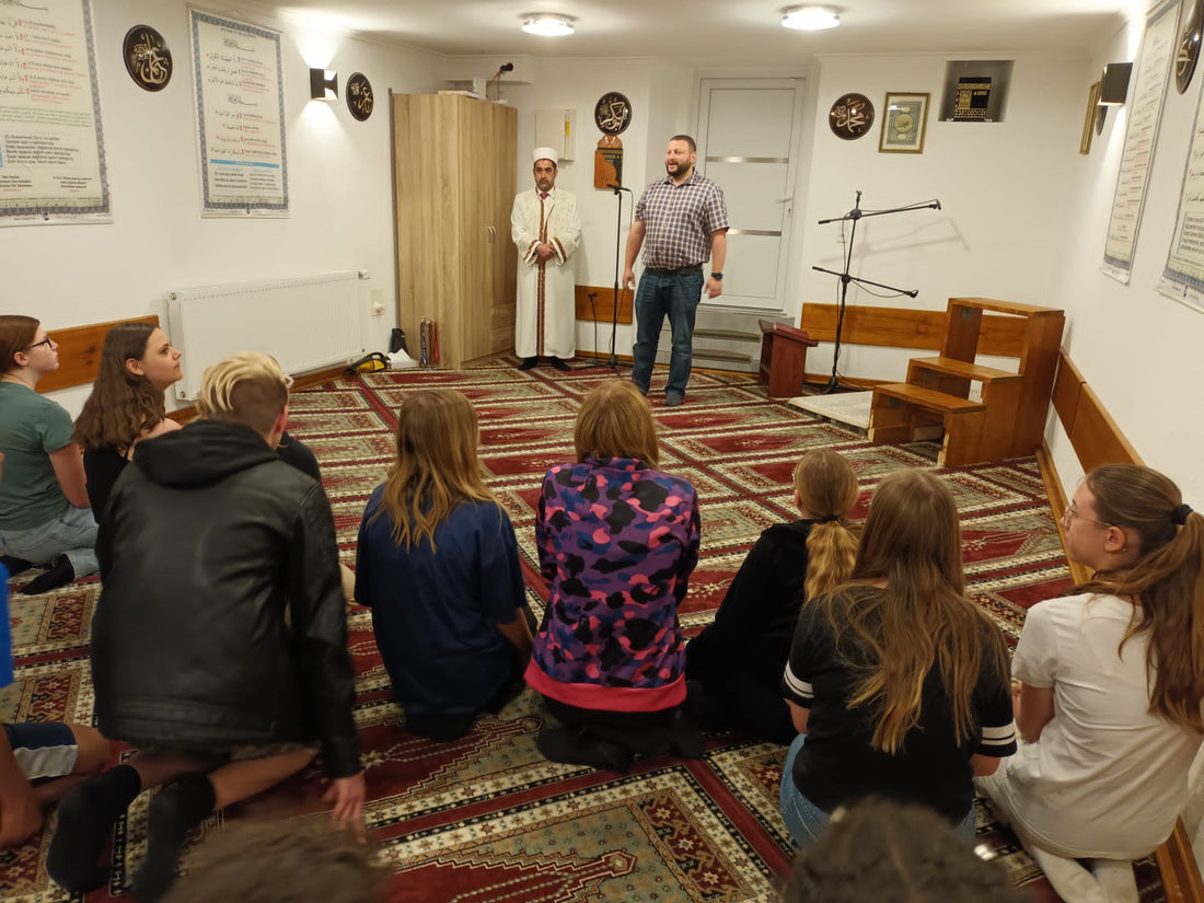 Oberzent-Schule unterwegs zur Moschee