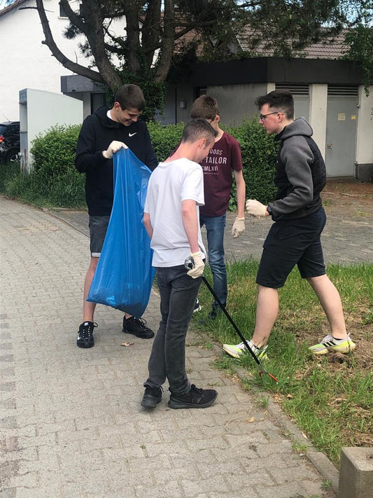 Jahrgang 10 der Oberzent-Schule säubert die Wege