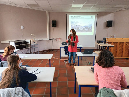 Christina Müller vom Autohaus Müller zu Besuch in der Oberzent-Schule