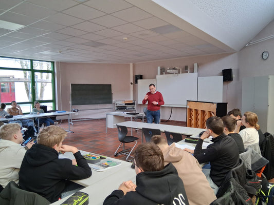 Peter Volk vom Rotary-Hospiz besucht die Oberzent-Schule