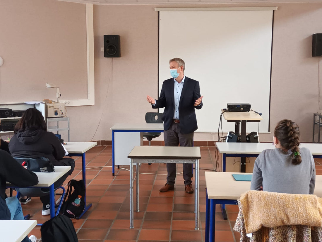Generalsekretär der FDP Hessen, Moritz Promny, zu Besuch in der Oberzent-Schule