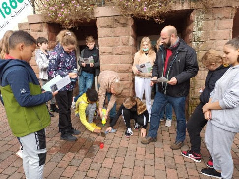 SCHÜLER PUTZEN GEGEN DAS VERGESSEN