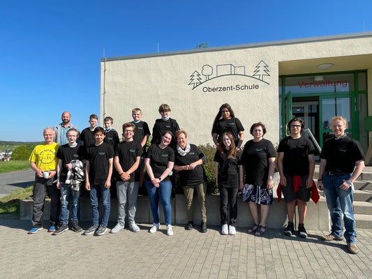 Corporate Identity-Bienen-AG der Oberzent-Schule mit neuer Arbeitskleidung