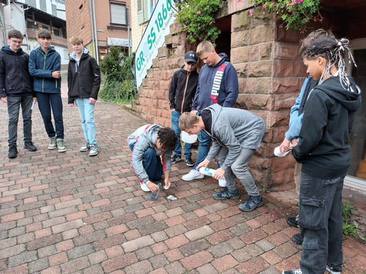 Alle Jahre wieder… reinigen Schüler der Oberzent-Schule die Stolpersteine in Beerfelden