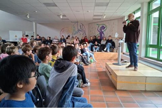 Jens Corssen bei seinem Vortrag vor Schüler- und Schülerinnen der Oberzent-Schule.