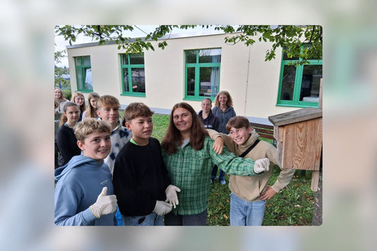 Religionskurs reinigt Vogelkästen an der Oberzent-Schule